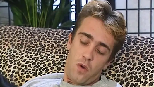 Cewek Jerman sempurna berbagi mani muncrat di muka setelah threeway anal