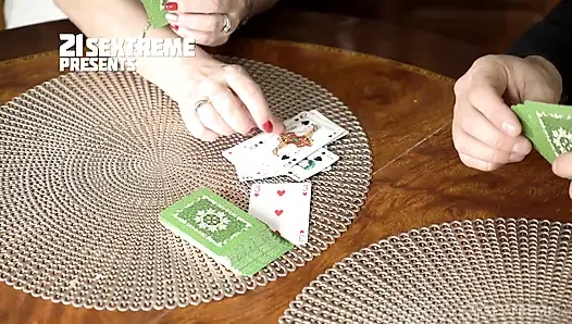 21 sextreme - sapık nine Betsy B sert bir yarak için kağıt bırakıyor