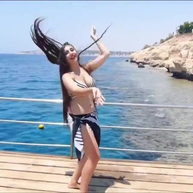 Belly dancing in bikini1