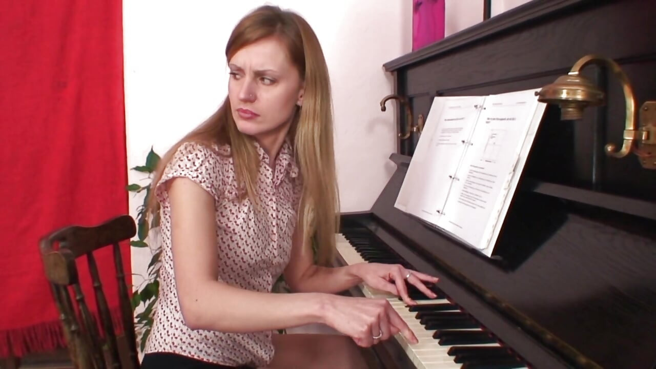 Hold milf rides a monster cock after sucking it deepthroat