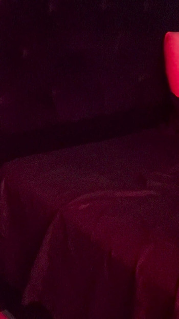 Vah sochti hai ki ghar men koee nahin hai aur vah shirsh par savari karti hai