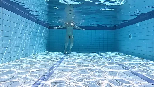 Fetish berenang - berenang di bawah air sambil bugil