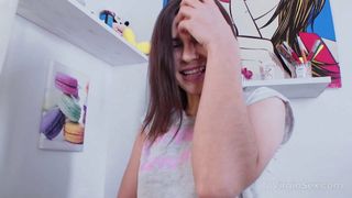 18-летний девственный секс - милашка мастурбирует игрушкой киску после видео-чата
