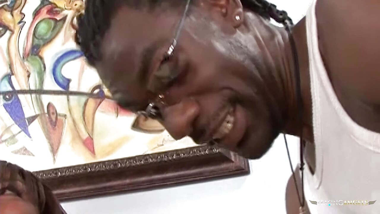 لم تكن هناك عاهرات غنائم كبيرة لهذه الزب الأسود الكبير ، لذا فقد مارس الجنس مع عاهرة نحيفة.