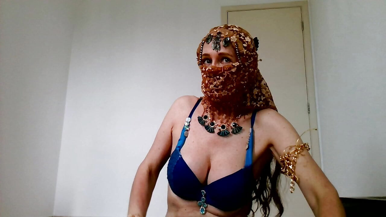 Miss brasiliana come una danzatrice del ventre araba e sborrata