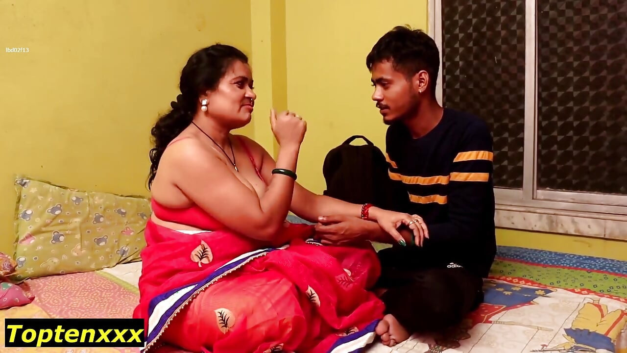 Garoto da escola primeiro desfrutando com linda senhora tesuda! Estudante sexo