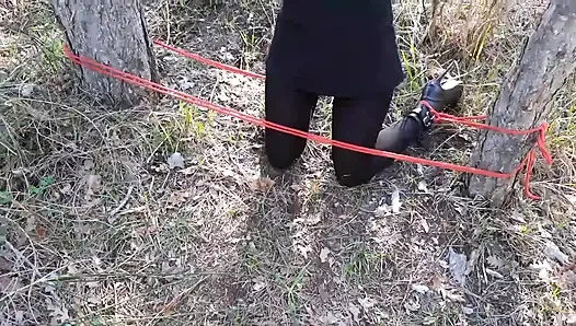 Seks di luar ruangan di hutan. Pakai baju seksi dan sepatu hak tinggi, diikat, dientot tenggorokan, dan dientot