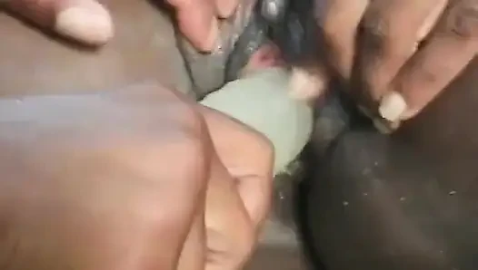 Dört seksi zenci kız havuz başında amcığına dalıyor ve sıkı amcığını sikmek için dildo kullanıyor