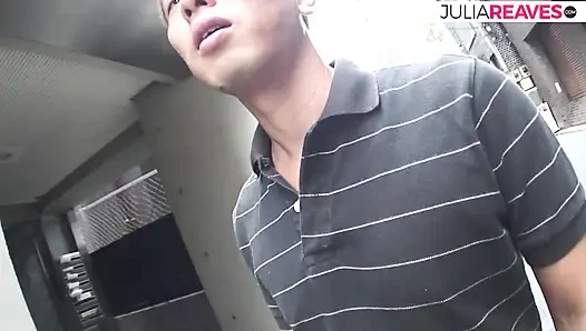 Genç sürtük büyük bir yarağı emiyor ve sonra sert sikiliyor