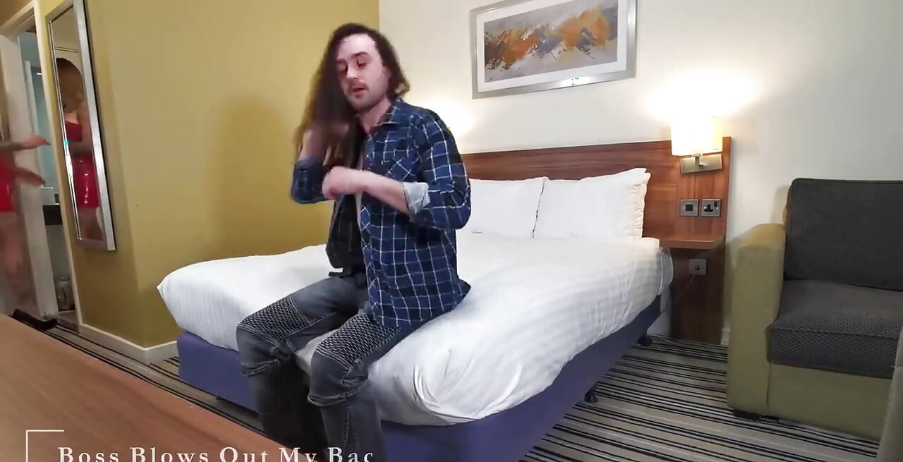 Evden bir işten sonra, sonunda çalışanımı otel odamda almak için bir değişiklik aldım! Evet uzun süre sikiştik ve adam bitirdi