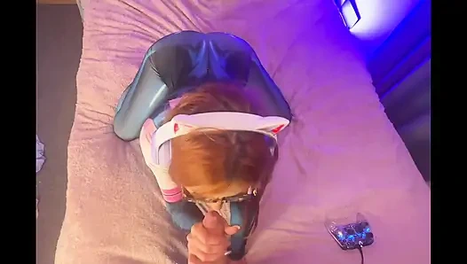 Hot Gamer Girlfriend Interrupts Game to Blow BF Till Facial