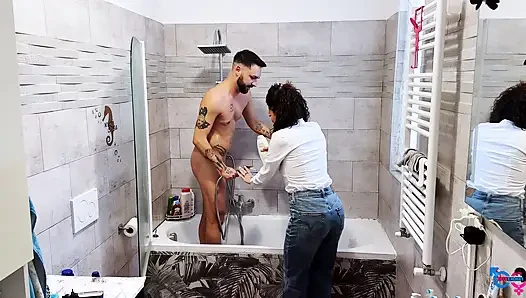 Effe İtalyan kız, ağzına ve yüzüne sıçradıktan sonra küvette giyinmiş oral seks yapıyor!