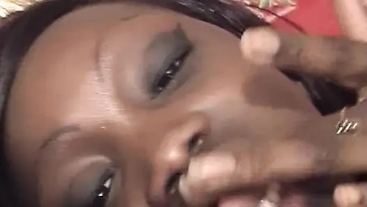 Cewek semok perancis kulit hitam lagi asik pamer memek sempitnya