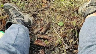 Beer buiten in het bos haalt zijn lul tevoorschijn en komt klaar