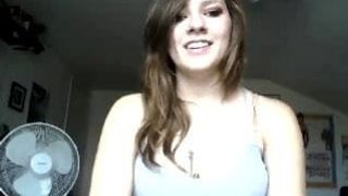 Une fille montre ses seins devant la caméra