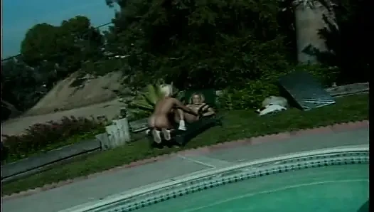 Милфы-блондинки с большими сиськами начиняют задницу друг другу на улице