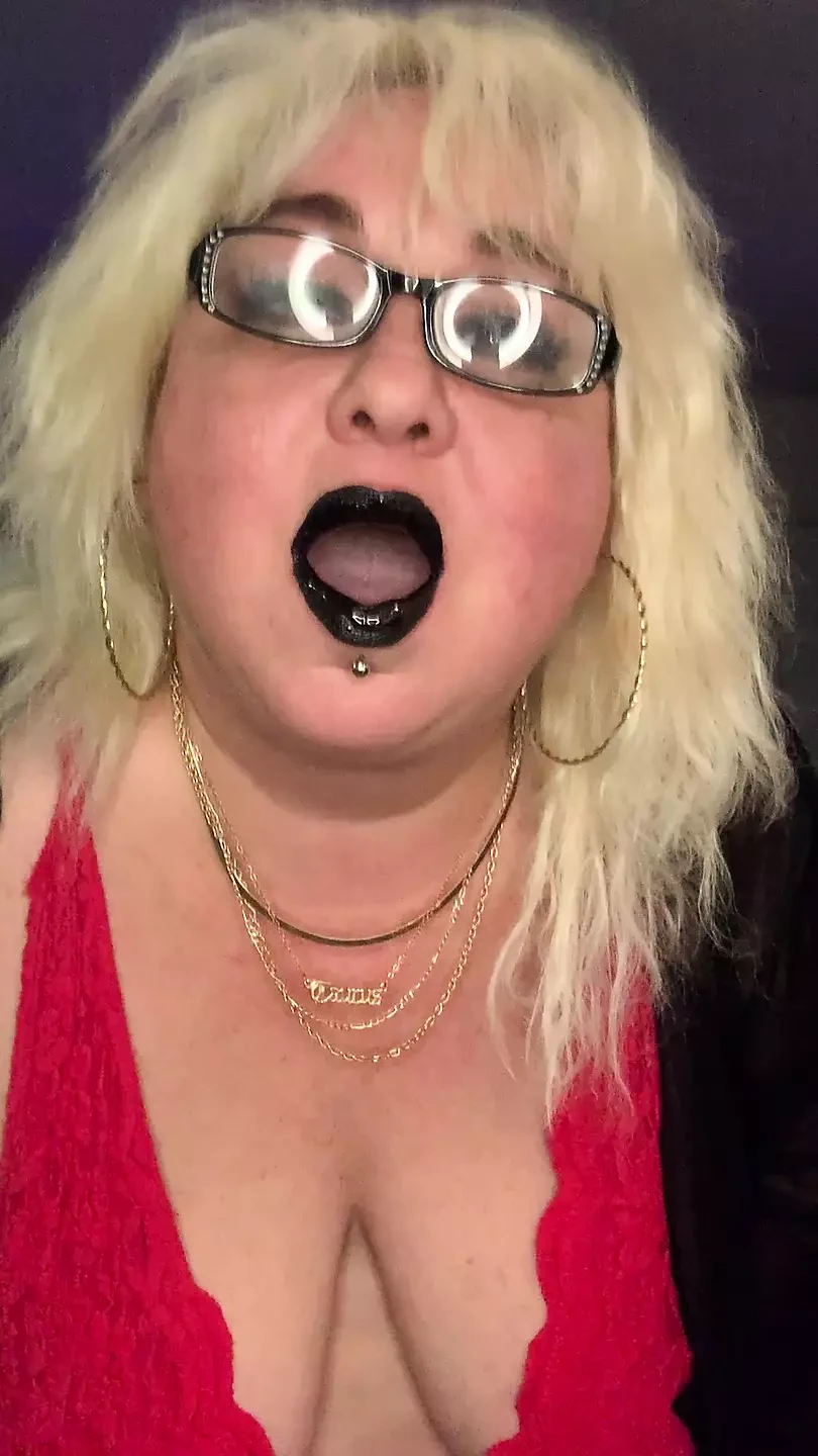 观看布兰卡脱光衣服，而她对你说脏话！