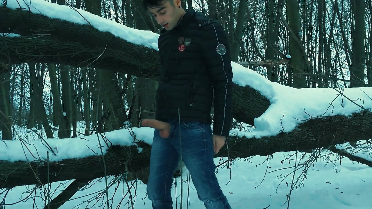 Kar yağışlı arazide kış mastürbasyonu iki kez