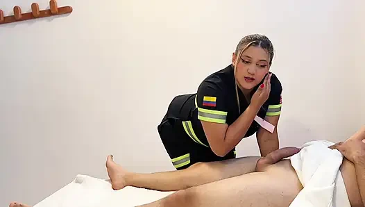 Perawat membantu pasiennya yang terbaring di ranjang menenangkan ereksi yang keras