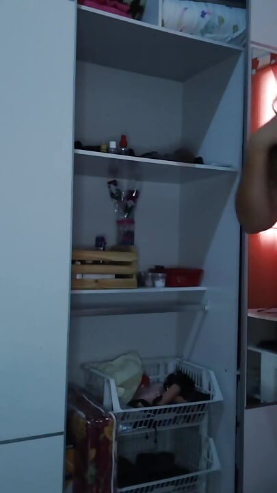 Ich ziehe einen rock an, um meine esser geil zu machen, arsch und muschi blinken
