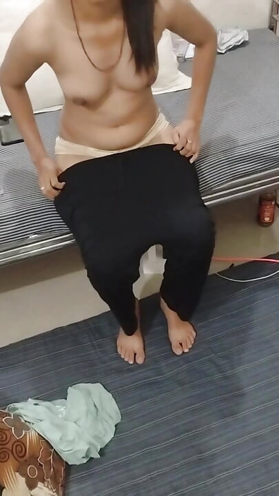 Desi bhabhi ke kapde utare remove cloths