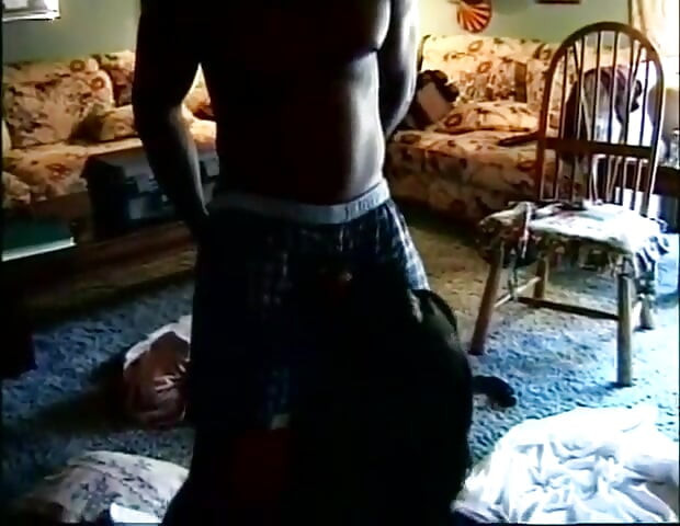 Prsatá černá dívka na velkém černém ptákovi