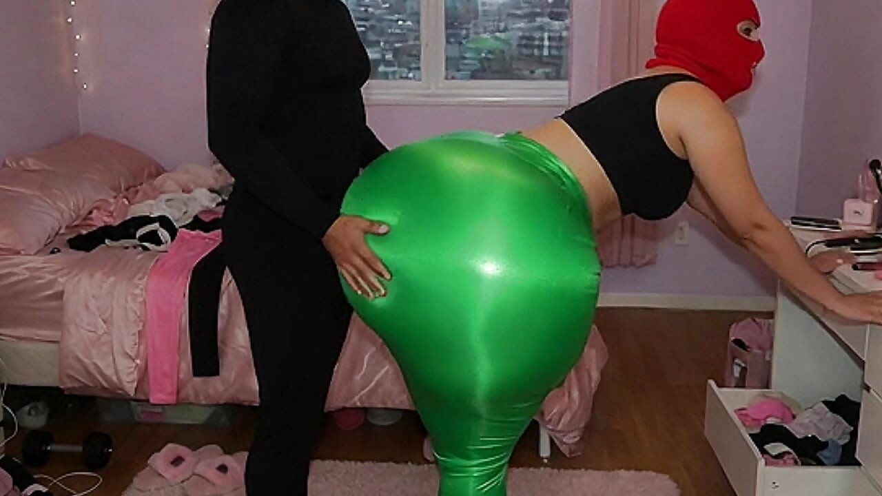 Menina rabuda de leggings verdes apertadas é pressionada com força no quarto