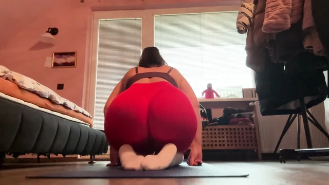 Try Not To Cum Watching Milf Yoga Routine
