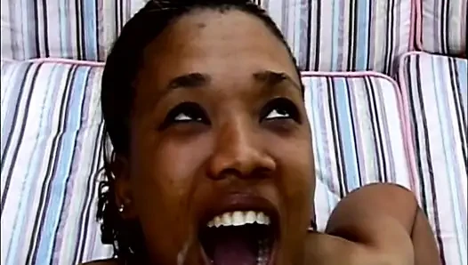 Tante seksi kulit hitam ini dijilat habis-habisan sampai muncrat banyak banget