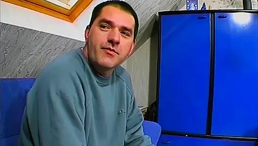 Blondes schätzchen fingert muschi und nimmt massive gesichtsbesamung