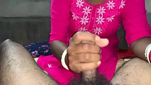 Hintli desi orta yaşlı seksi kadın genç sevgilisine cinsel zevk verdi