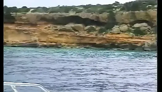 İki arkadaş İbiza'da tatilde ve ateşli piliçleri sikiyor.