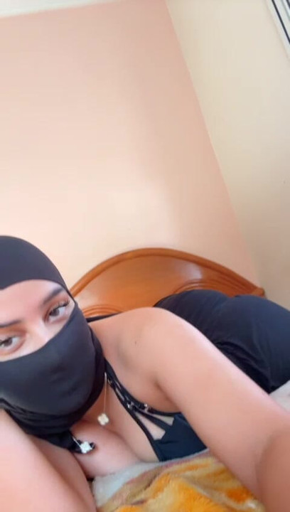 Awek Muslim miang dalam tudung meletakkan pantatnya di udara & bermain dengan dirinya seperti si jalang sebenar