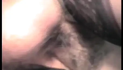 Tante seksi amatir italia dengan masker dan stoking hitam lagi asik seks threesome