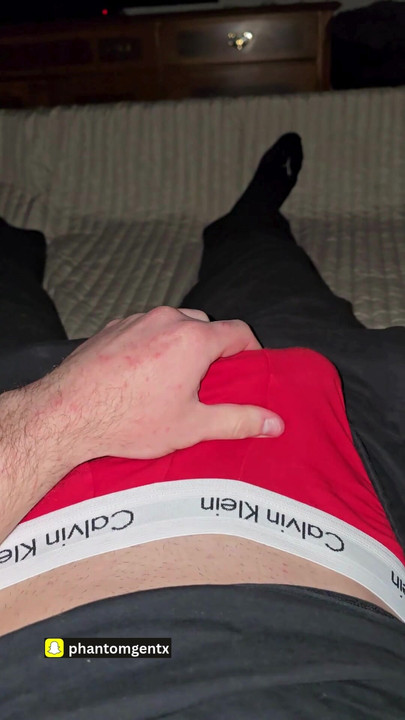 热辣的主人与红色拳击手短裤和肌肉发达的腿