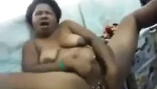 Une MILF PNG se masturbe et squirte devant la caméra