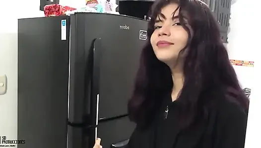 Adik tiriku suka banget nyepong kontolku dengan sperma hangat dan memeknya dientot habis-habisan