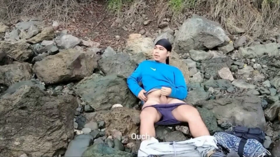 Beaucoup de sperme est sorti quand je me suis masturbé sur le rivage