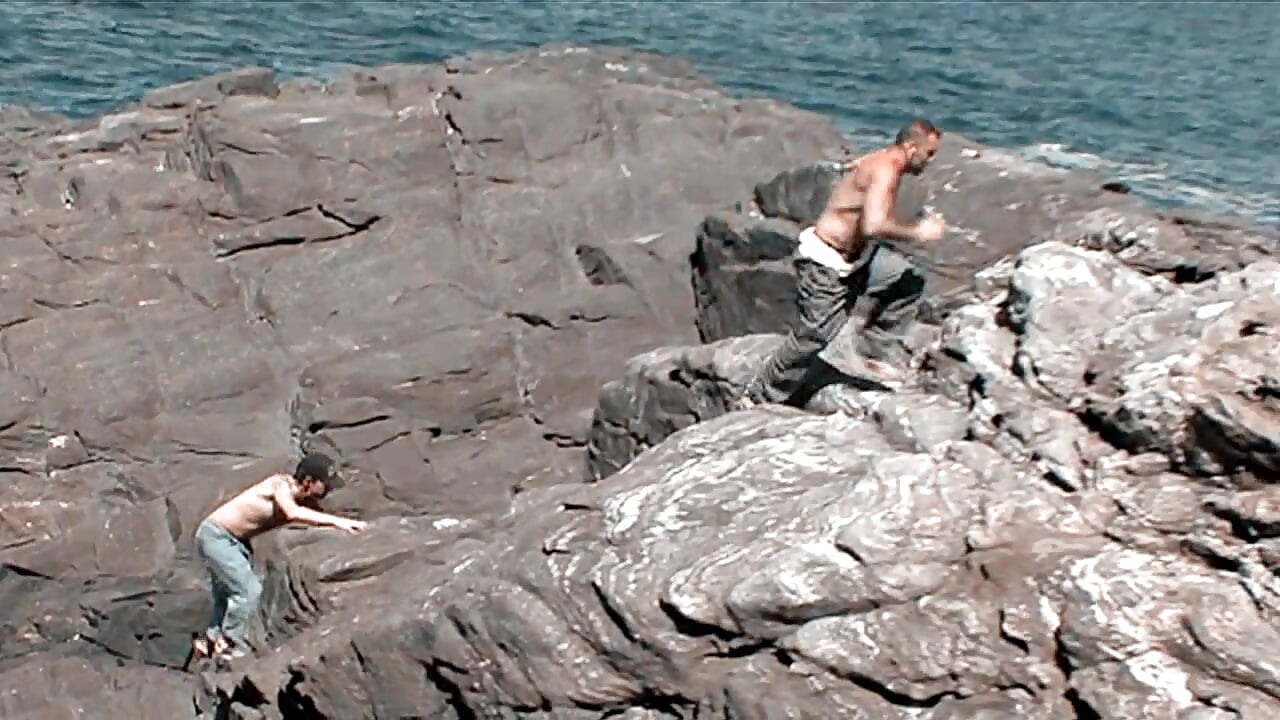 Seks threesome hot banget: pelacur jalang ini dientot habis-habisan di pantai!!