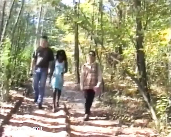 Uma blackette é truncada na floresta