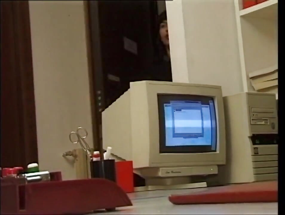 Lizanje dlakave pičke i jebanje na stolu u kancelariji