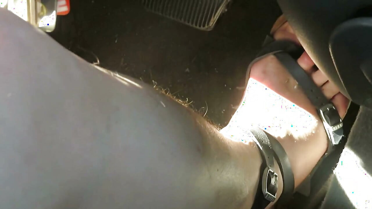 推踏板护士Vicki穿着凉鞋工作她的汽车踏板