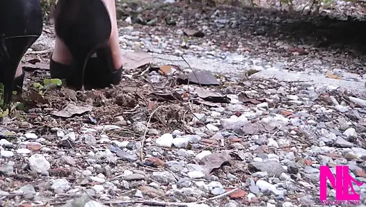 Miry gravel si cewek mesum lagi asik beceknya pakai sepatu hak tinggi