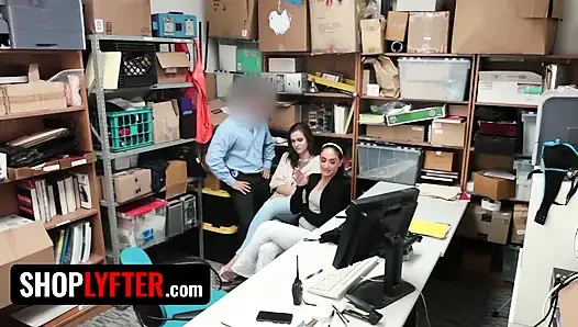 Shoplyfter - ateşli ve yaramaz Peyton Robbie ve üvey annesi Sheena Ryder hırsızlık yaptıkları için disipline ediliyor