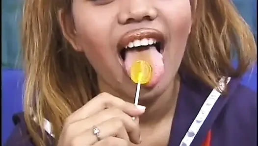 Pelacur muda Asia dientot di memeknya yang basah