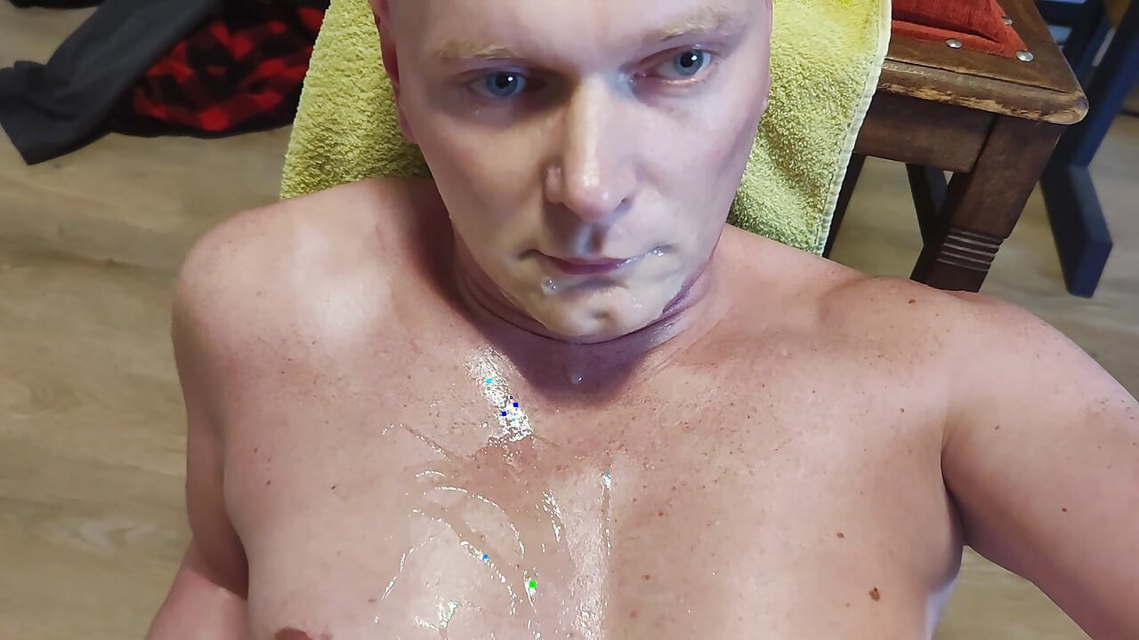 Self-abasement with DIldo