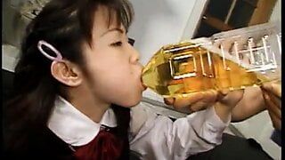 アジア人の女の子が犯されて大量の小便を飲む