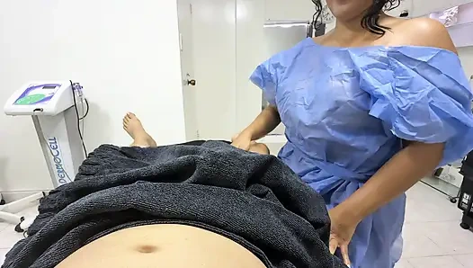 Массажистка позволяет мне прикоснуться к ее заднице в настоящем видео