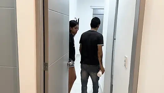 Gutaussehender und muskulöser junger Mann fickt der frechen, geilen Freundin seines kleinen Zwerg-besten Freundes einen harten Fick.