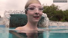 Jonge babe Emie Amfibia krijgt orgasmes in het zwembad